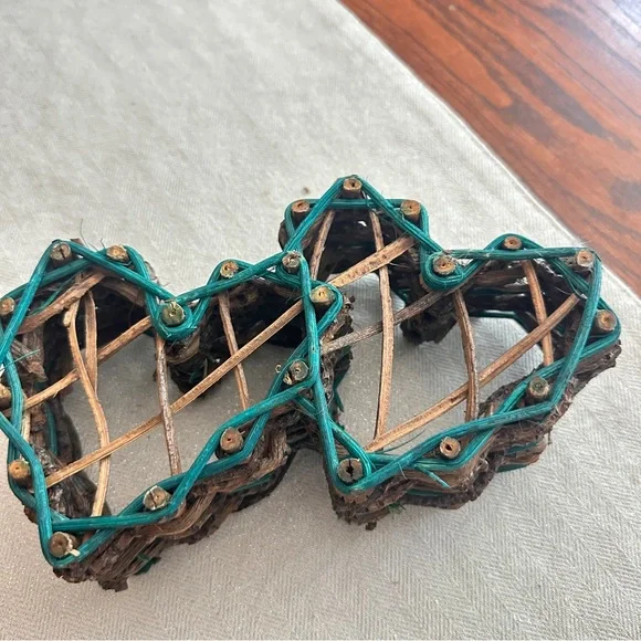 Vintage Rustic Heart-Shaped Wicker wall Basket - Picture 7 of 7